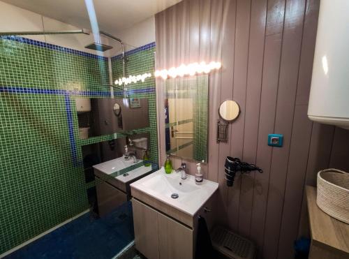 uma casa de banho com 2 lavatórios e um espelho em Brisa do Mar da Vagueira em Praia da Vagueira