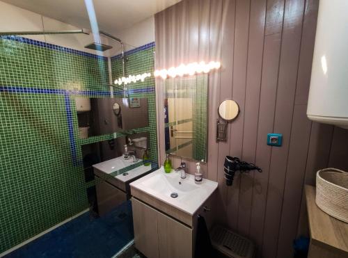 a bathroom with two sinks and a mirror at Brisa do Mar da Vagueira in Praia da Vagueira