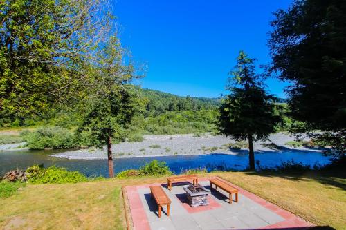 Gallery image of Emerald River Retreat in Smith River