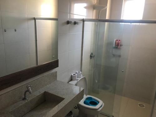 Ένα μπάνιο στο Apartamento em Laguna no Mar Grosso, com excelente localização, cobertura!