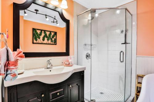 Phòng tắm tại Flamingo Cottage