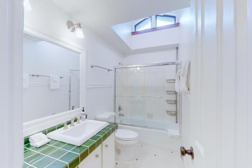 Un baño blanco con lavabo e inodoro. en Valley Perch, en Sun Valley