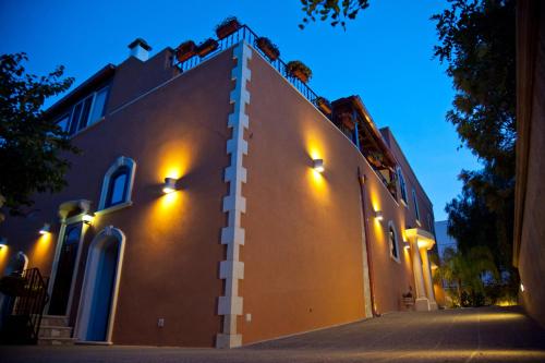 a building with lights on the side of it at Villa Musica in Sannicola