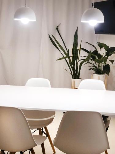 - une salle de réunion avec une table et des chaises blanches dans l'établissement RIO 1 Departamento temporario con cochera, à Villa María