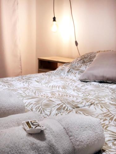 ein Schlafzimmer mit einem Bett und einem Handtuch darauf in der Unterkunft RIO 1 Departamento temporario con cochera in Villa María