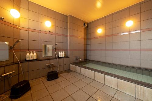 a large bathroom with a swimming pool at セントラルホテル磯原 in Isohara