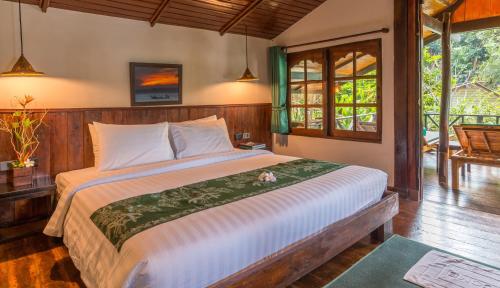 A bed or beds in a room at Koh Jum Ocean Beach Resort