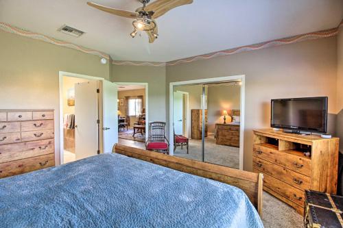 um quarto com uma cama e uma televisão de ecrã plano em Relaxing Green Valley Townhome about 30 Mi to Tucson! em Green Valley