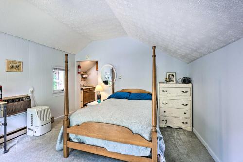 Gambar di galeri bagi Chalet Retreat Cozy Cabin with On-Site Creek! di Roan Mountain