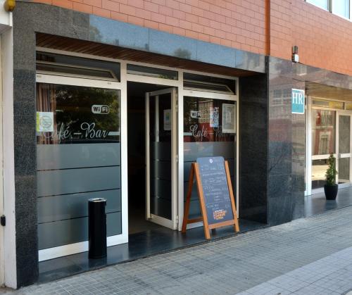 un frente de tienda con un cartel delante en Hotel Almendra, en Ferrol