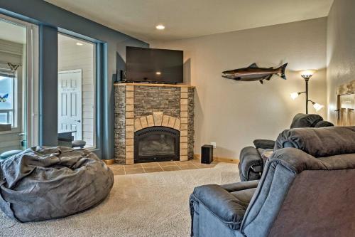 Χώρος καθιστικού στο Gold Beach Townhome with Ocean Views and Sunroom!