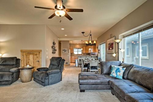 Χώρος καθιστικού στο Gold Beach Townhome with Ocean Views and Sunroom!