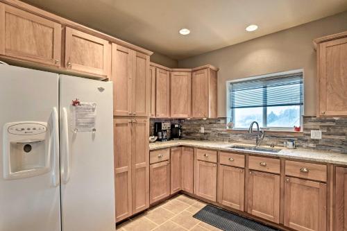 Η κουζίνα ή μικρή κουζίνα στο Gold Beach Townhome with Ocean Views and Sunroom!