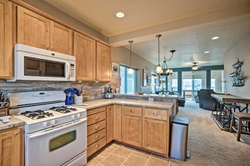 Η κουζίνα ή μικρή κουζίνα στο Gold Beach Townhome with Ocean Views and Sunroom!