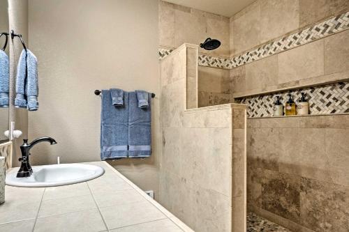 Ένα μπάνιο στο Gold Beach Townhome with Ocean Views and Sunroom!