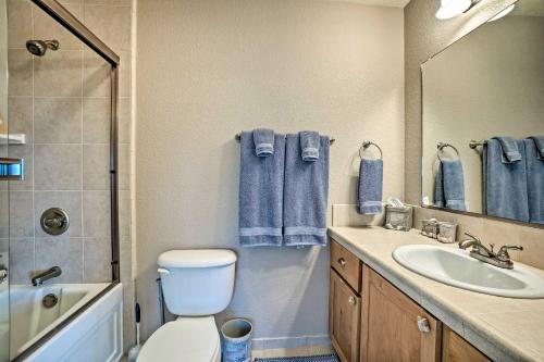 Ένα μπάνιο στο Gold Beach Townhome with Ocean Views and Sunroom!