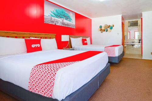 Krevet ili kreveti u jedinici u okviru objekta OYO Hotel Lamberton Hwy 14