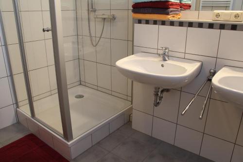 a bathroom with a shower and a sink and a tub at Ferienwohnung Oleanderhof in Zossen