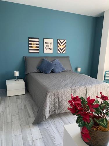 Rosalia Homestay - Levante Apartment tesisinde bir odada yatak veya yataklar