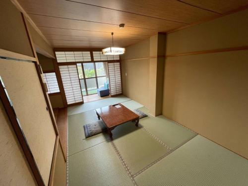 an empty room with a table in the middle of a room at Iso Tokei - Vacation STAY 61901v in Kanayama