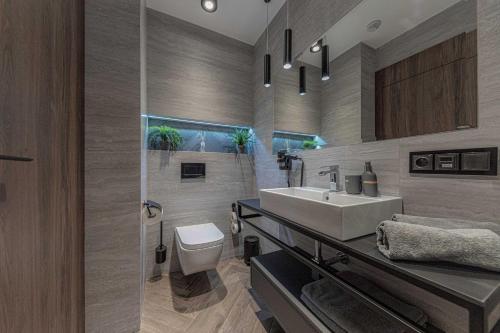 une salle de bains avec lavabo et toilettes dans l'établissement Villa Sun and Sea, à Trogir