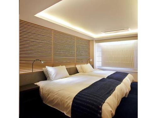 松山市にあるDogo Onsen Funaya - Vacation STAY 54207vのベッドルーム1室(大型ベッド1台、窓付)