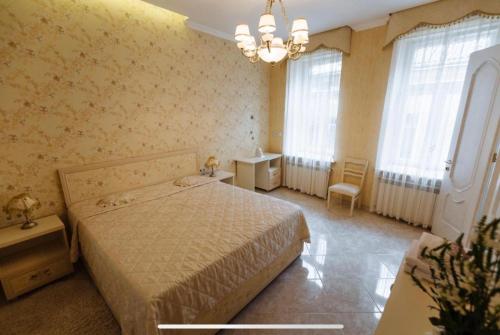 Ένα ή περισσότερα κρεβάτια σε δωμάτιο στο CENTRAL LVIV HOUSE