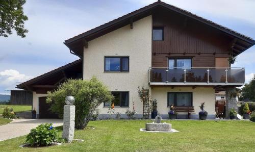 a house with a balcony on the front of it at Ferienwohnung Fürst in Mauth