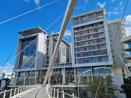 un ponte di fronte a un edificio di The Residences at Crystal Towers a Città del Capo