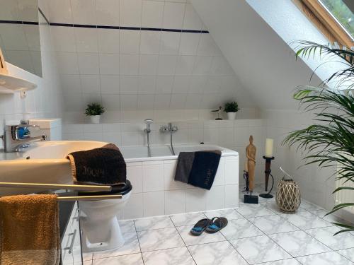 een badkamer met een wastafel en een bad bij Ferienwohnung Bernsteinsucher städtische Bestlage in Ribnitz-Damgarten