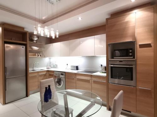 Η κουζίνα ή μικρή κουζίνα στο The Residences at Crystal Towers