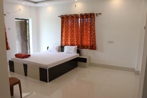 sypialnia z łóżkiem i oknem w obiekcie Somani Inn w mieście Jhārgrām