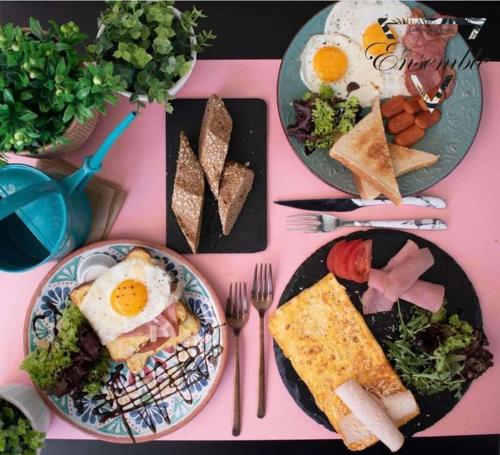 una mesa rosa con platos de desayuno. en Myrtle, city center renovated apartment, en Atenas