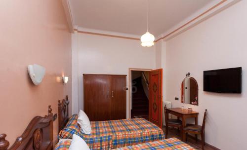 Ένα ή περισσότερα κρεβάτια σε δωμάτιο στο Hôtel Astrid