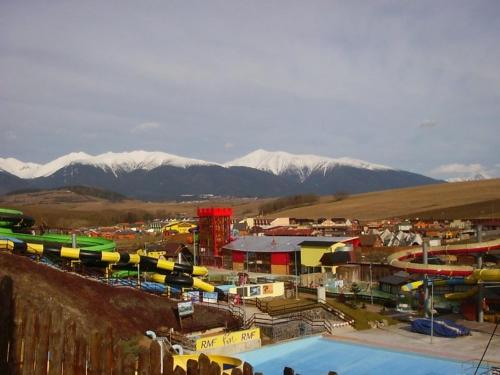 a resort with a pool and mountains in the background at Romantická chalupa pod Vysokými Tatrami in Liptovský Hrádok