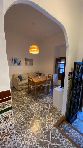 a living room with a table and a couch at Casa del Viajero in Setenil