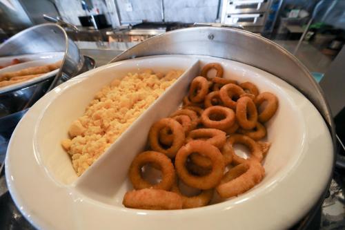 Eine Schüssel mit Zwiebelringen und Crackern auf einem Tisch in der Unterkunft Skalion Hotel in Istanbul