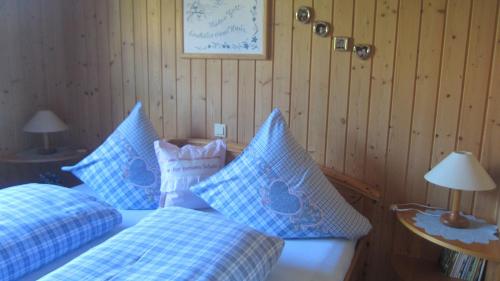 Tempat tidur dalam kamar di Ferienhaus Ulli
