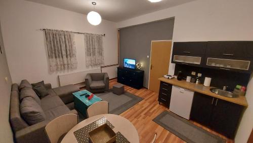 Una televisión o centro de entretenimiento en Apartment Bascarsija