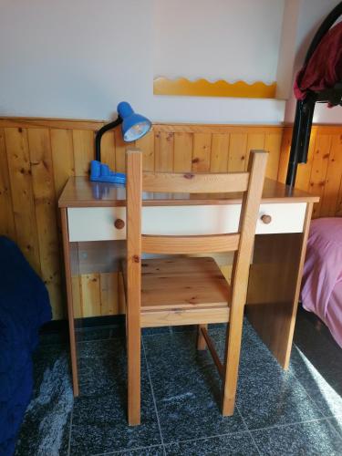 a wooden desk with a lamp on top of it at Casa Beatrice in Spilimbergo