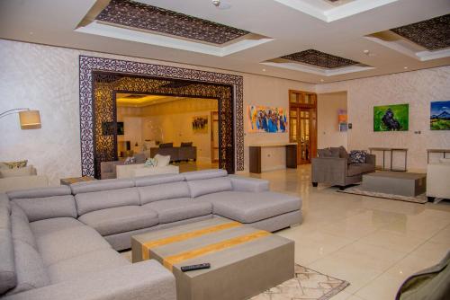 Lobby o reception area sa Virunga Inn Resort & Spa