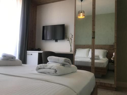 a hotel room with two beds and a flat screen tv at AKSOY TAŞ EV in Bodrum City