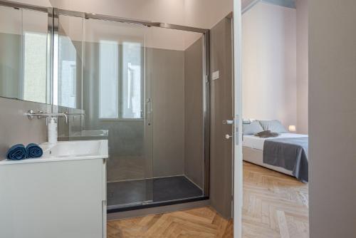 Ванная комната в Suite del Cardinale by MyHomeInComo