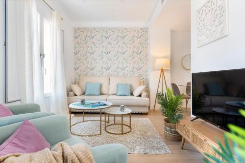 塞維利亞的住宿－Genteel Home Juan Rabadán，带沙发和电视的客厅