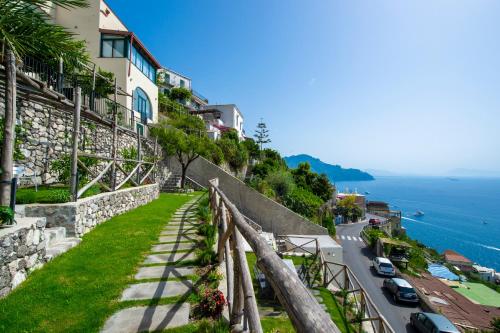uma vista para uma colina com uma estrada e o oceano em Villa Foglia Amalfi em Amalfi