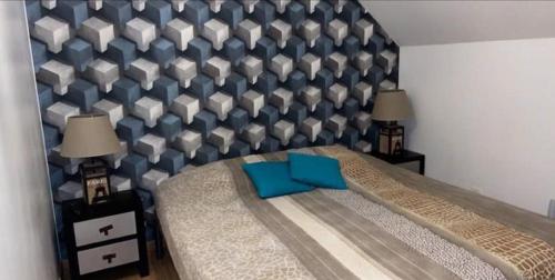 Schlafzimmer mit einem Bett mit blauem Kopfteil in der Unterkunft chambre in Mulsanne