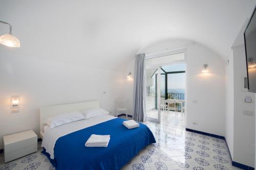 Rúm í herbergi á Villa Foglia Amalfi