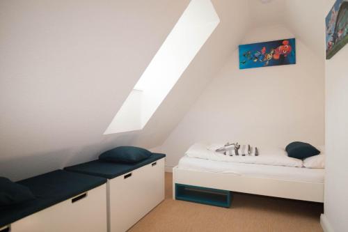 Tempat tidur dalam kamar di Fewo Lütti