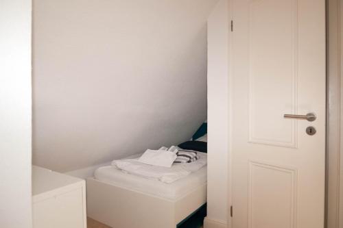 Tempat tidur dalam kamar di Fewo Lütti