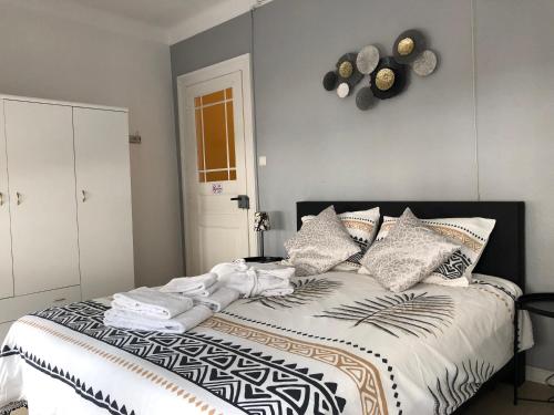ein Schlafzimmer mit einem großen Bett mit Kissen darauf in der Unterkunft Café Hotel de ville de Bruxelles in Vianden